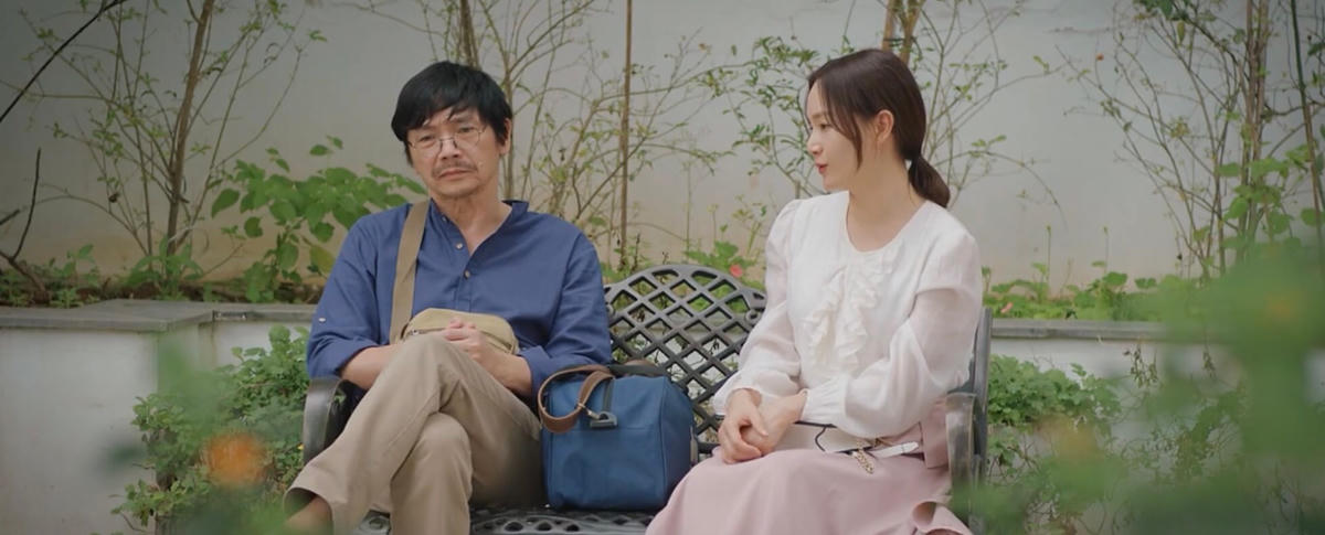 Khánh cảm ơn bố chồng vì thời gian qua đã luôn giúp đỡ cô. Ảnh: CMH. 