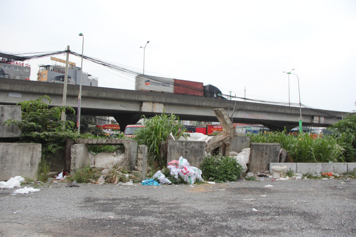Đoạn đường Phạm Hùng đi vào đường gom dự án Cung thiếu nhi mới và tại  ngõ 7 đường Tôn Thất Thuyết (ngay cạnh trụ sở mới Viettel, Toà nhà Liên cơ Bộ Lao động - Thương binh và Xã hội) thì mọi loại rác thải được đổ trộm tại đây chất thành đống lớn.