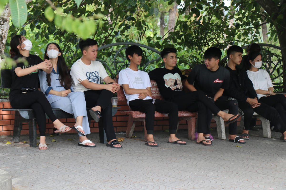 Sau khi dâng hương, các sĩ tử tranh thủ ngồi thư giản, trò chuyện cùng bạn bè trước khi bước vào kỳ thi quan trọng.