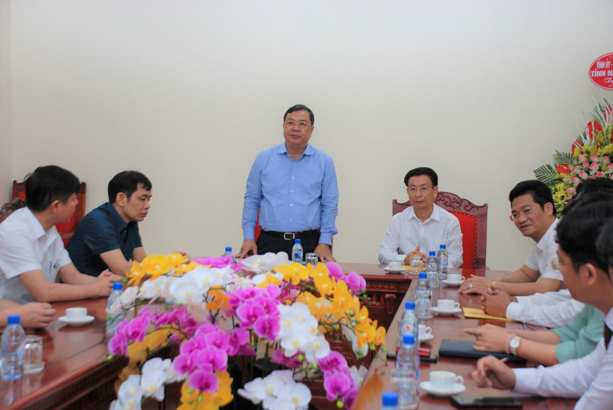 Bí thư Tỉnh ủy Nam Định Phạm Gia Túc phát biểu với cán bộ, nhân viên Trung tâm.