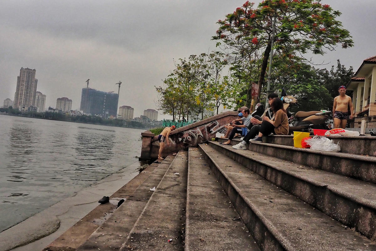 Những ngày qua nhiệt độ Hà Nội nắng nóng trên 38 độ C, chính vì vậy tại khu vực Hồ Tây người dân dua nhau đi "giải nhiệt", gây mất an toàn.