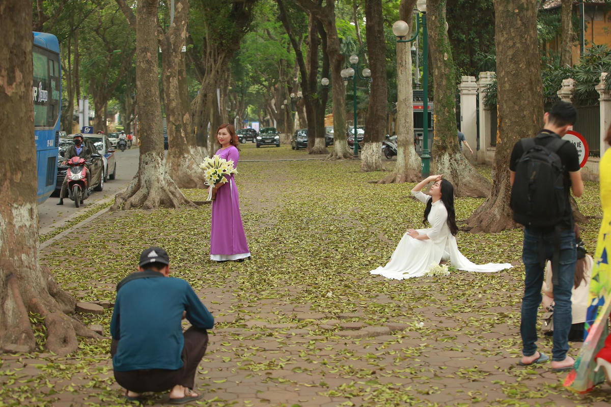 "Dù Hà Nội có rất nhiều con đường lá vàng đẹp, nhưng tôi thích nhất là con đường lá vàng trên tuyến phố Phan Đình Phùng. Bởi, cứ khi con đường này thay lá mọi góc chụp đều rất đẹp và lãng mạn", chị Hương cho hay.