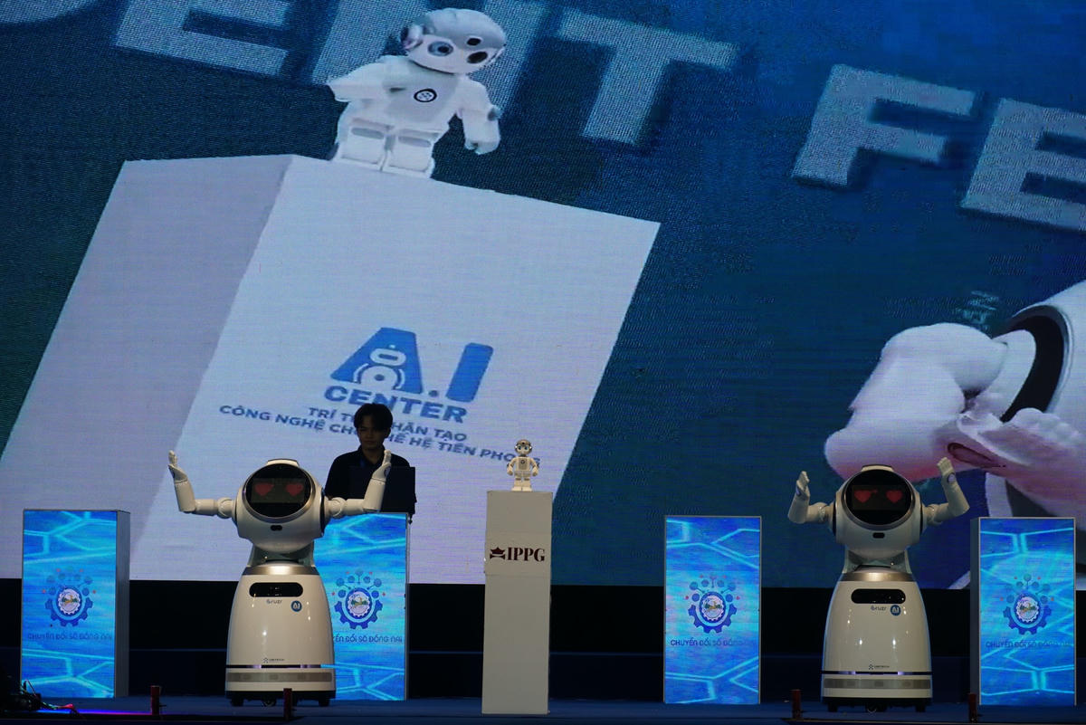 Trình diễn robot cùng công nghệ AI tại lễ khai mạc. Ảnh: Mạnh Thìn.