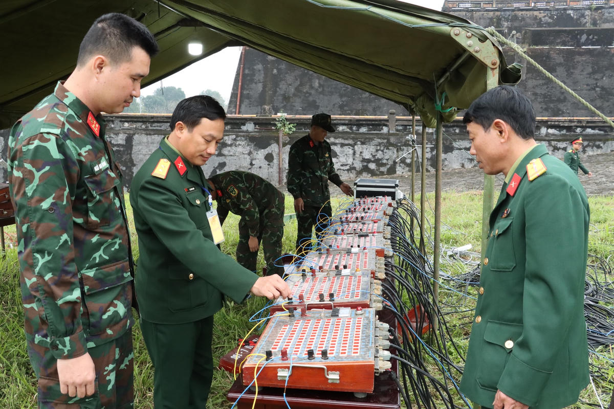 Trung tá Lê Xuân Sanh, Trưởng ban Tác huấn, Bộ Chỉ huy Quân sự tỉnh Thừa Thiên - Huế kiểm tra công tác kỹ thuật đấu nối thiết bị phát hỏa.