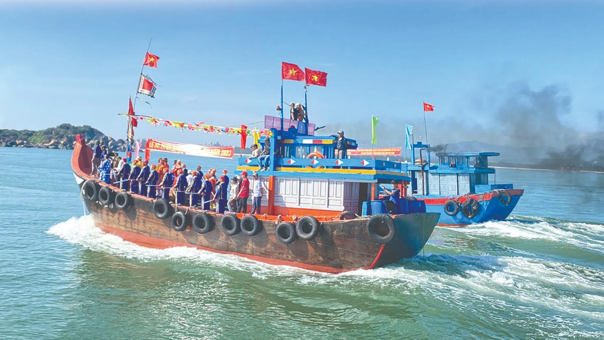 Ngư dân thực hiện nghi lễ ra khơi đầu năm mới.  