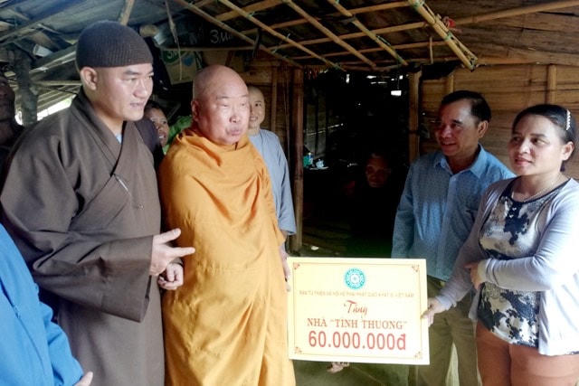 Đoàn đã trao tặng nhà tình thương cho hộ gia đình bà Hồ Thị Cam.