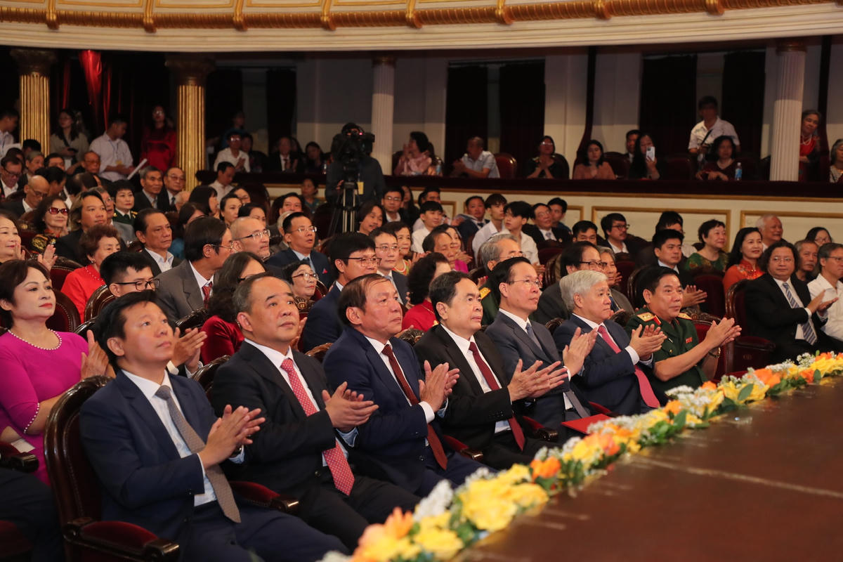 Các đại biểu tham dự buổi lễ. (ảnh: Trần Huấn).