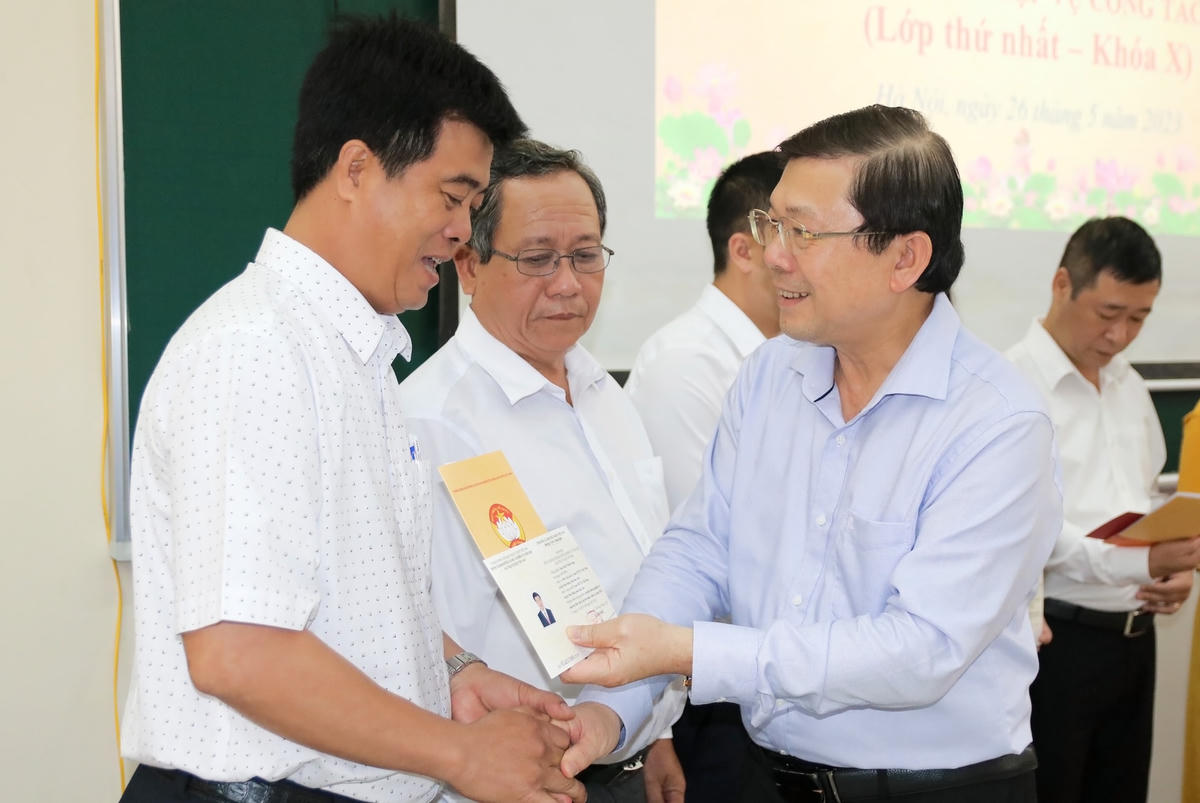 Phó Chủ tịch Nguyễn Hữu Dũng trao Giấy chứng nhận hoàn thành Khóa bồi dưỡng nghiệp vụ công tác Mặt trận (Lớp thứ nhất - Khóa X) cho các học viên tham dự.