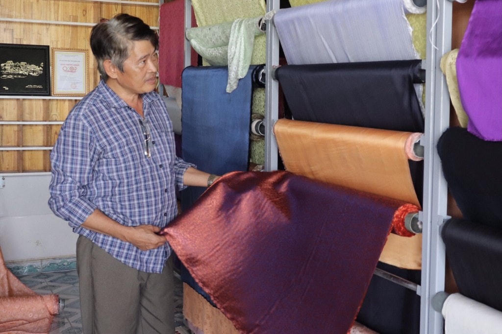 Ông Trần Hữu Phương là truyền nhân đời thứ 18 của dòng họ làm nghề ươm tơ, dệt lụa nổi tiếng làng Mã Châu ở Quảng Nam (Ảnh Đức Minh)