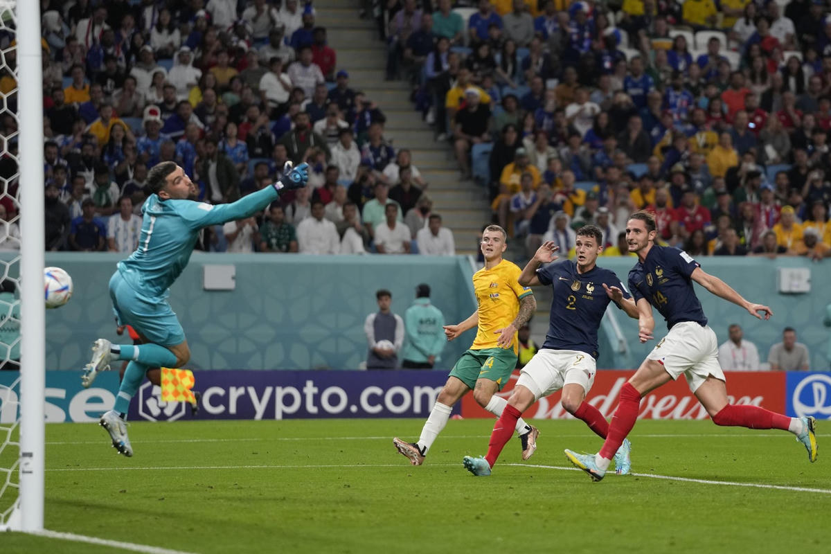 Cầu thủ Adrien Rabiot của Pháp ghi bàn bằng đầu tiên trong trận đấu giữa Pháp và Australia.