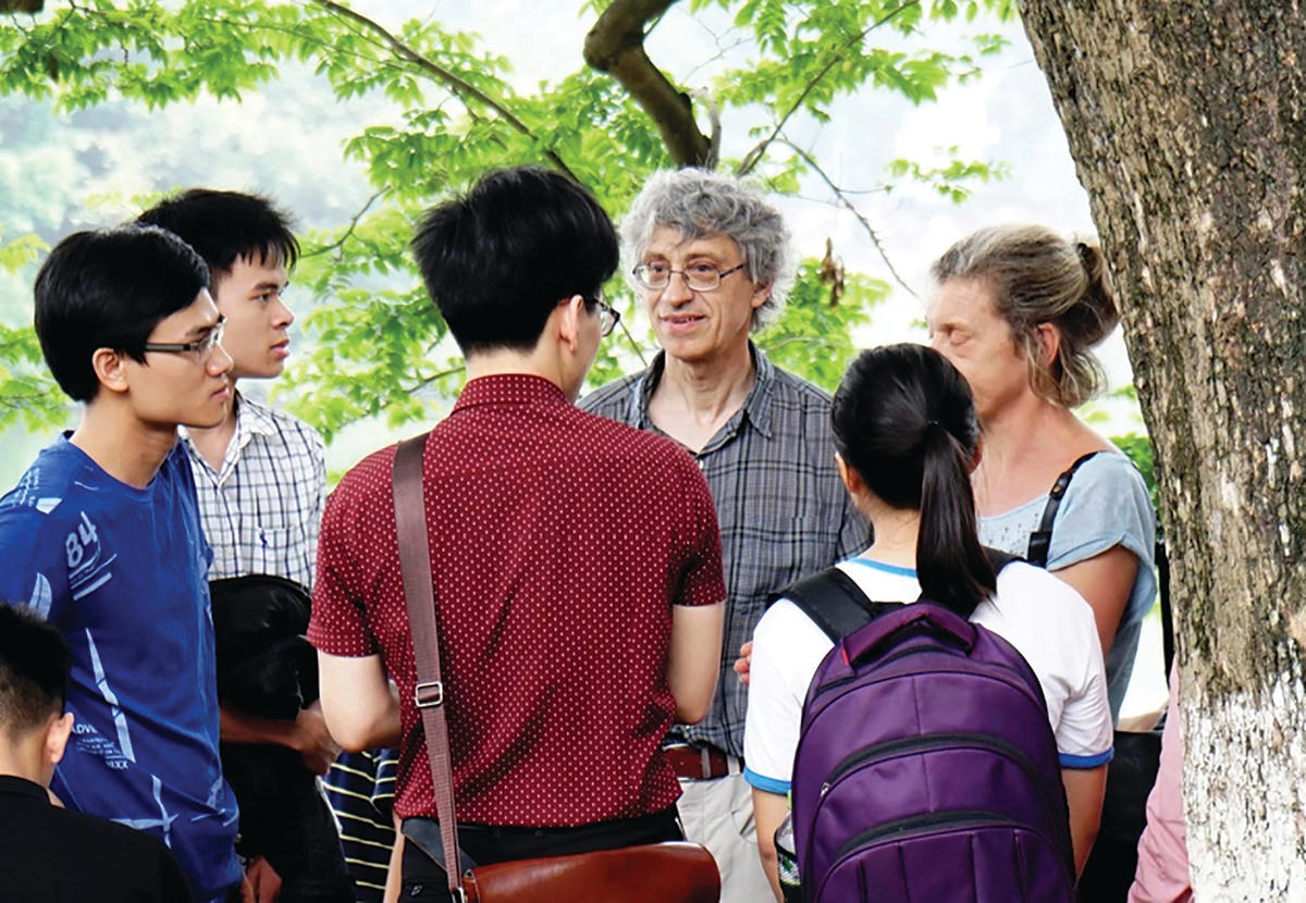 Sinh viên giao tiếp tiếng Anh với người nước ngoài trên phố đi bộ hồ Hoàn Kiếm (Hà Nội). Ảnh: Ngọc Thắng.  