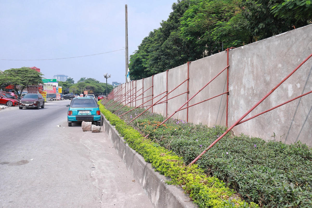Ông Nguyễn Anh Đức, Phó giám đốc Ban Quản lý dự án Đầu tư xây dựng công trình giao thông TP Hà Nội cho biết đã báo cáo UBND TP Hà Nội có giải pháp cưỡng chế hàng rào này theo quy định. Dự kiến trong tuần này sẽ có văn bản chỉ đạo của thành phố.