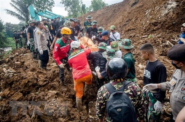 Lực lượng cứu hộ chuyển thi thể nạn nhân tại hiện trường vụ động đất ở Cianjur. Ảnh: THX/TTXVN.