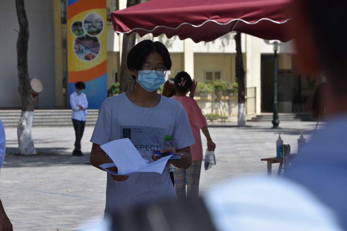 Nguyễn Minh Thái (THCS Giảng Võ) là một trong những thí sinh ra khỏi khu vực thi đầu tiên. Thái cho biết, đề thi Toán năm nay dễ đạt điểm cao, không có nhiều phần "đánh đố".