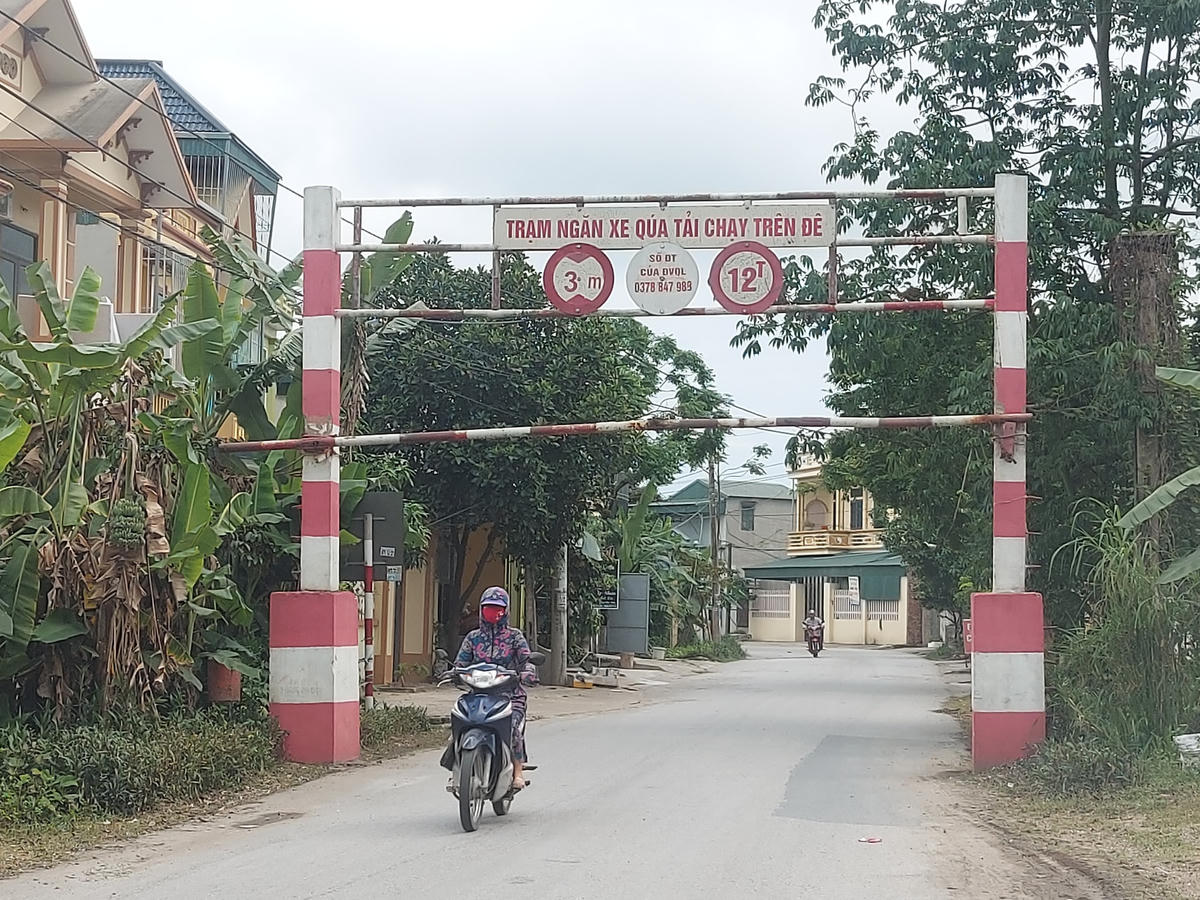Chủ tịch UBND xã Hoằng Quang chỉ đạo hạ thấp barie rào chắn để ngăn xe từ mỏ cát của DN Hưng Đô chạy ra ngoài sau khi chúng tôi cung cấp thông tin.