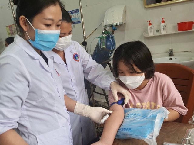 Lấy mẫu xét nghiệm cho trẻ tại Trung tâm y tế huyện Chợ Đồn. Ảnh: SKĐS.