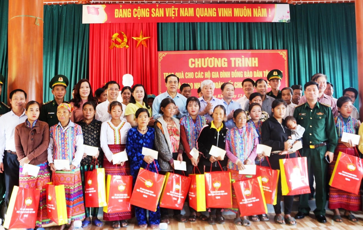 Bí thư Trung ương Đảng, Chủ tịch UBTƯ MTTQ Việt Nam Đỗ Văn Chiến trao tặng 46 suất quà cho bà con dân tộc Chứt.