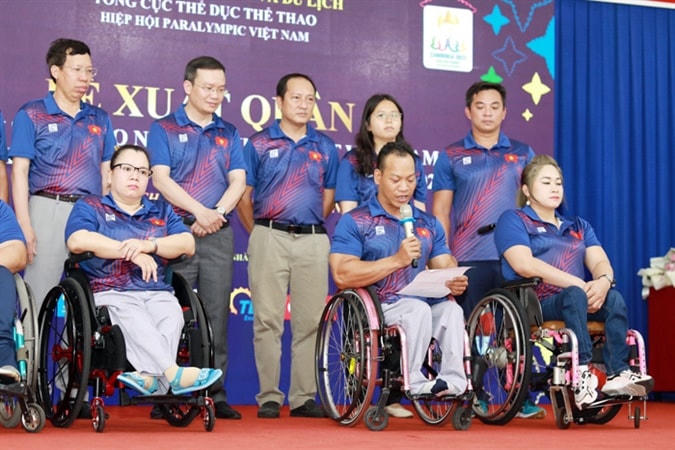 Vận động viên Lê Văn Công thay mặt các vận động viên hứa sẽ quyết tâm thi đấu giành thành tích cao nhất. Ảnh: H.Tùng/Trang điện tử TCTDTT. 