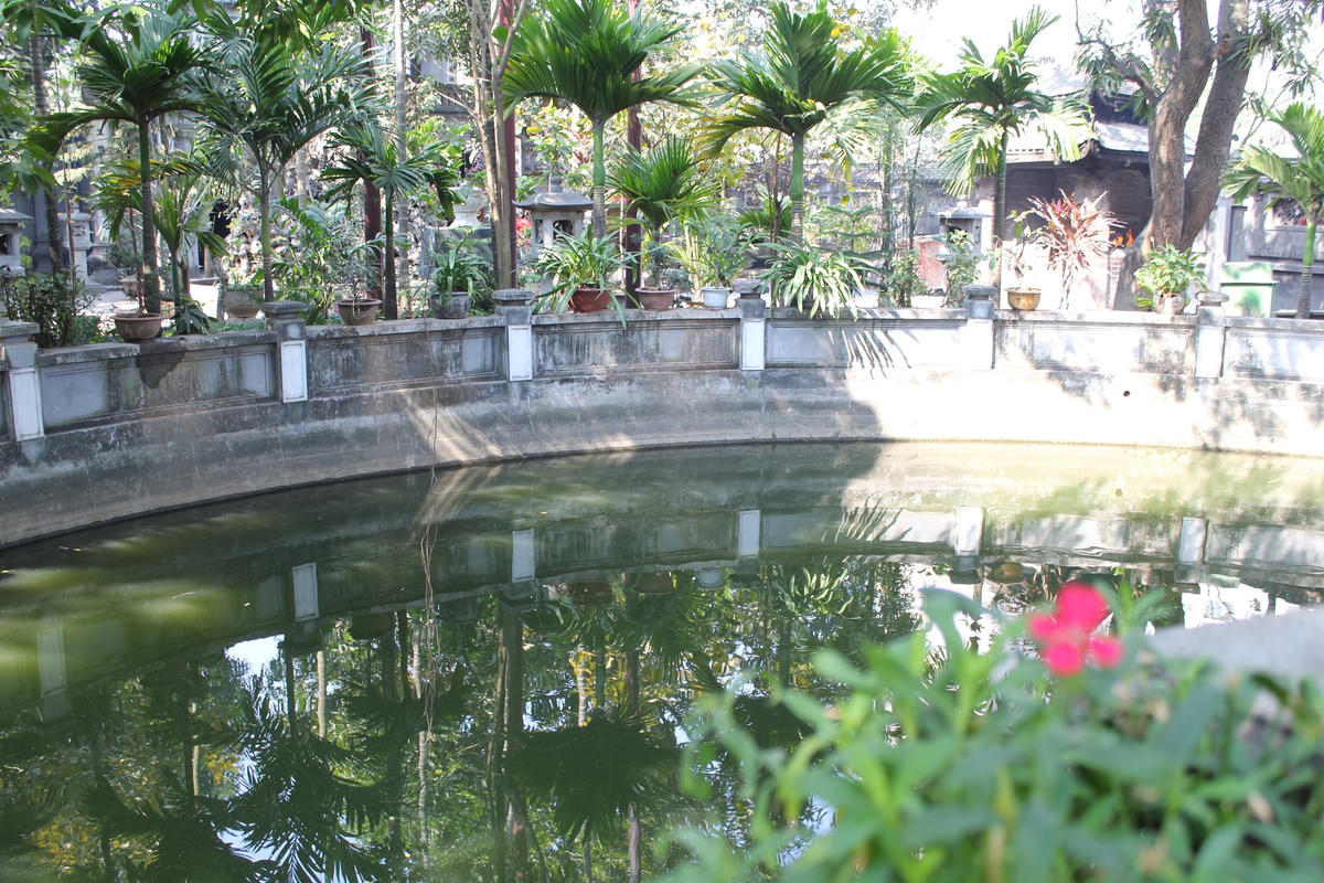 Sự tĩnh lặng ở chùa Hà (Hà Nội).