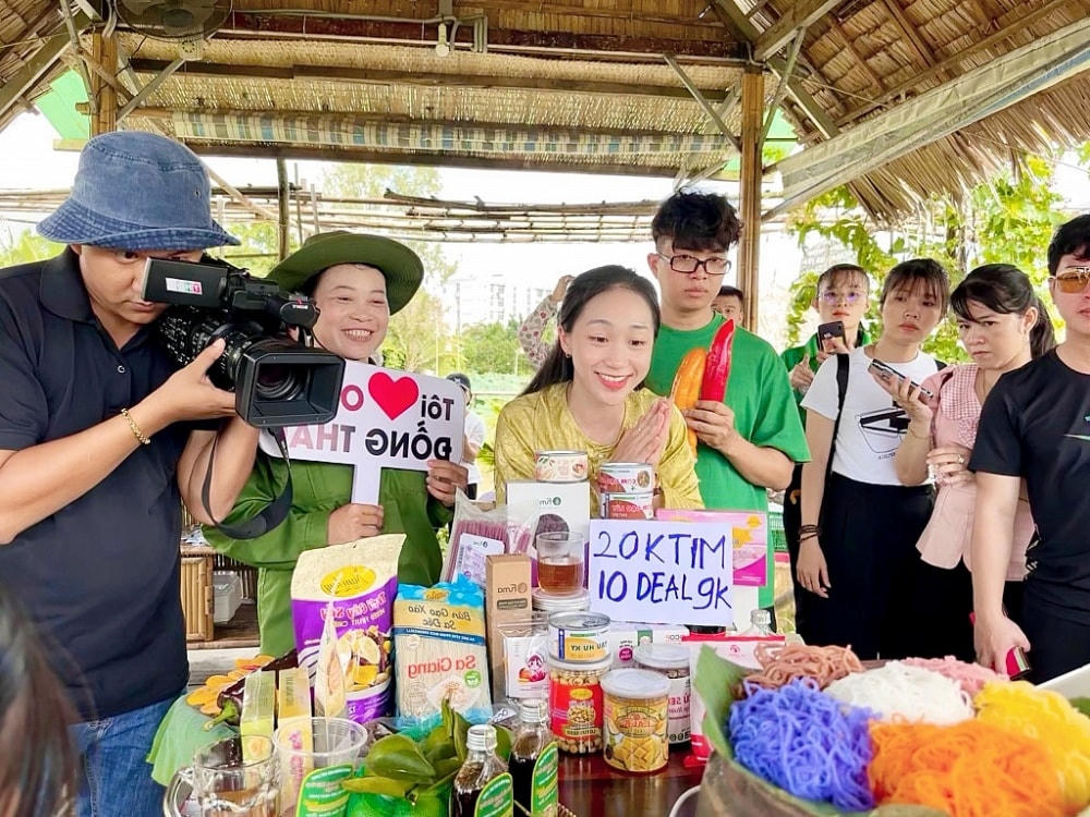 Tăng cường quảng bá để đưa sản vật của địa phương lưu thông trên thị trường.