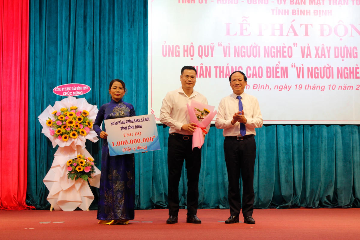 Ngân hàng Chính sách Xã hội tỉnh Bình Định ủng hộ Qũy “Vì người nghèo” tỉnh Bình Định.
