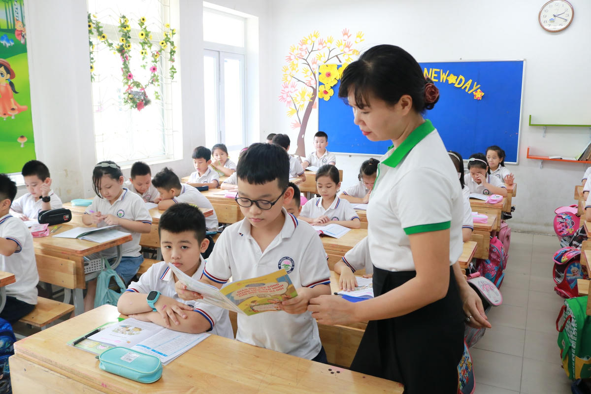 Một giờ học của cô và trò Trường Tiểu học Đông Thái (quận Tây Hồ, Hà Nội).