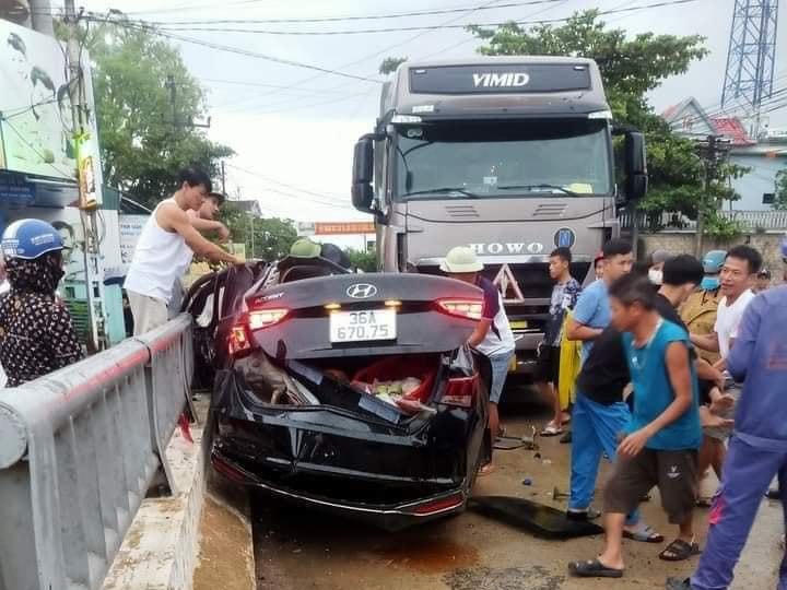 Thấy có người trong xe con bị mắc kẹt, người dân gần đó vội lao ra ứng cứu.
