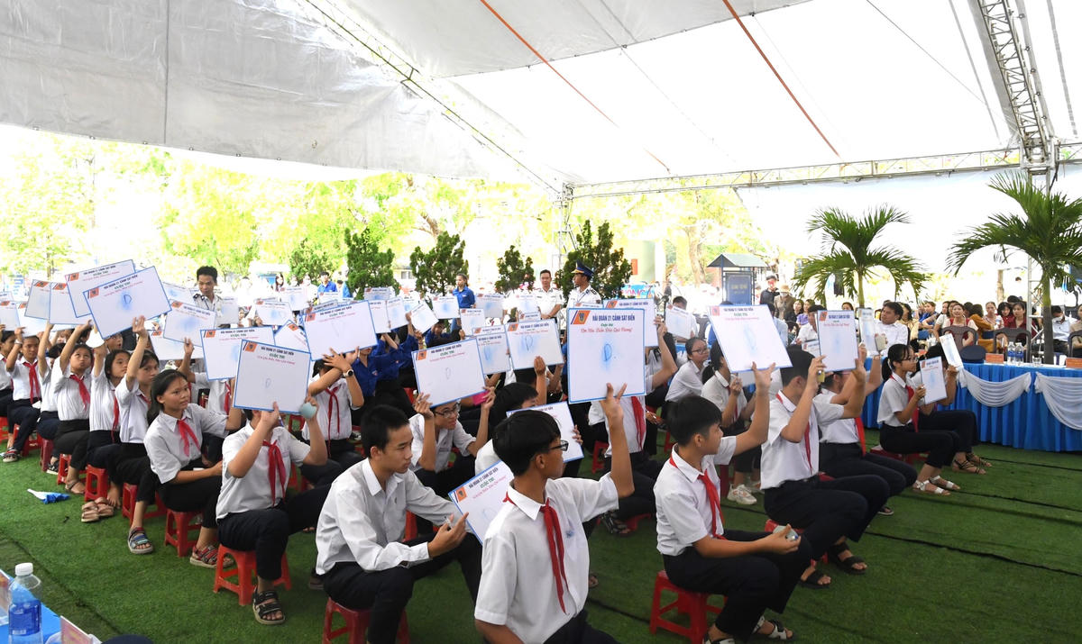 Học sinh đang tham cuộc thi “Em yêu biển, đảo quê hương”.