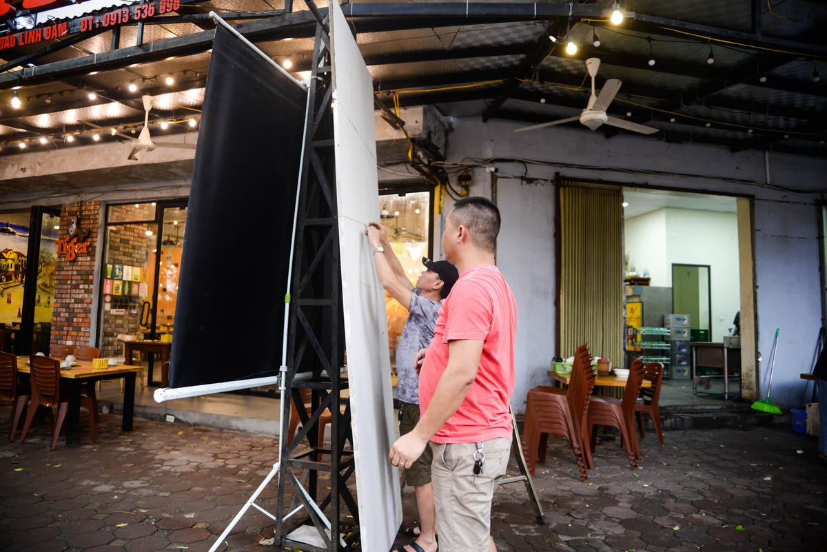 Hòa chung với không khí sôi động đó, các hàng quán cũng sửa soạn màn hình lớn để phục vụ nhu cầu của người dân.