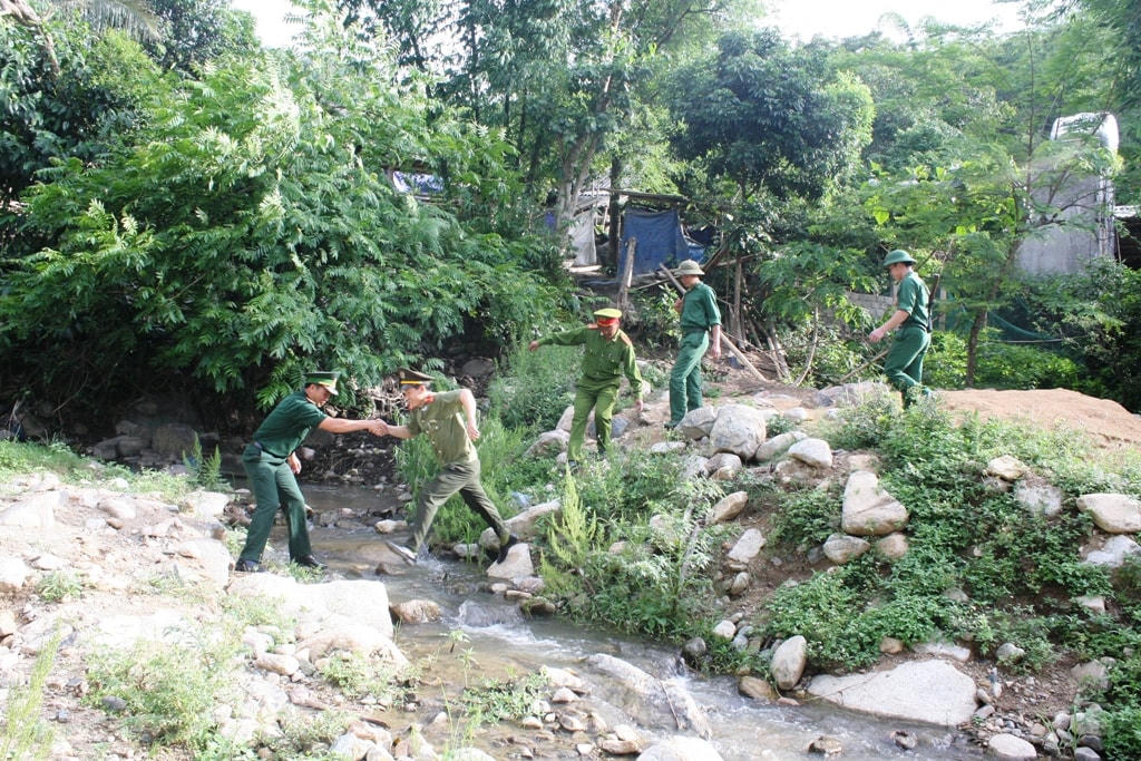Lực lượng chức năng Việt Nam – Lào thường xuyên phối hợp tuần tra, kiểm soát và giúp đỡ nhau.  