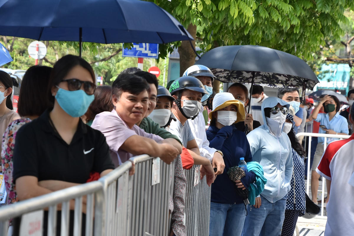 Dù thời tiết nắng nóng, oi bức, nhiều bậc phu huynh vẫn có mặt từ sớm.