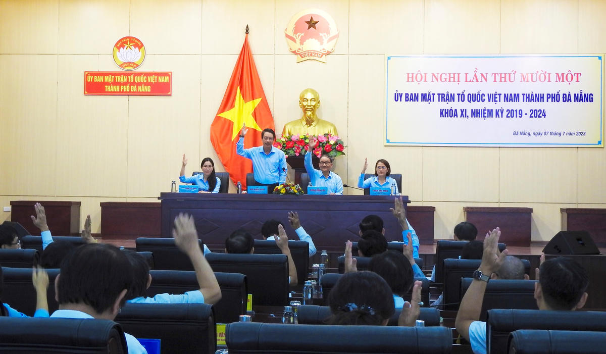 Biểu quyết thông qua chương trình Hội nghị. Ảnh: Thanh Tùng.