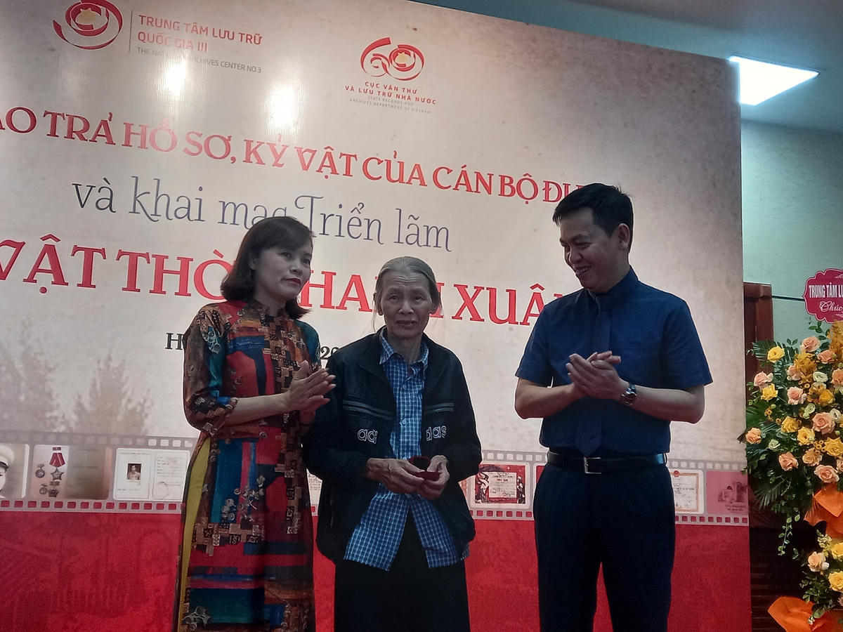 Các hồ sơ, kỷ vật đã được trao trả cho 20 gia đình cán bộ đi B tại Hà Nội. Trong đó có trường hợp trả vàng cho thân nhân gia đình cán bộ đi B Lê Đình Khương (quê ở Bình Định, sinh sống tại Hải Phòng).