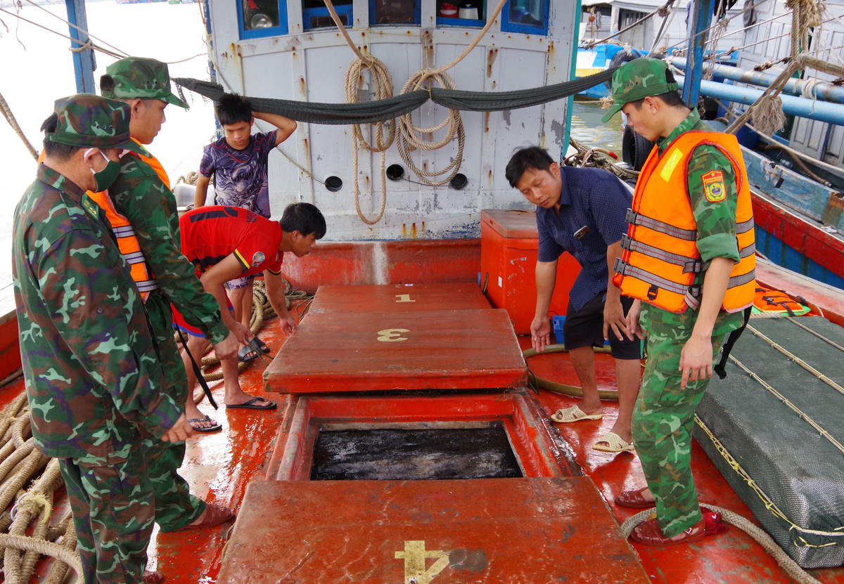 Lực lượng biên phòng tỉnh Cà Mau kiểm tra tàu cá có dấu hiệu nghi vấn. Ảnh: Lê Khoa