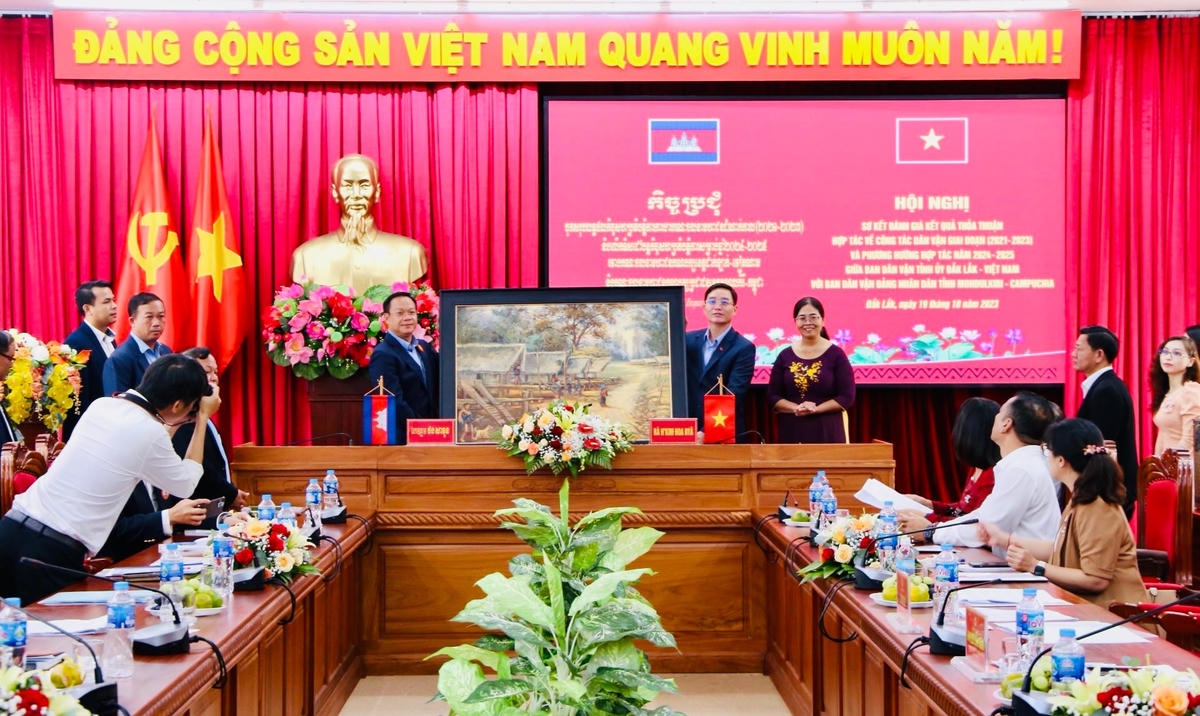 Ban Dân vận hai tỉnh tặng quà lưu niệm.