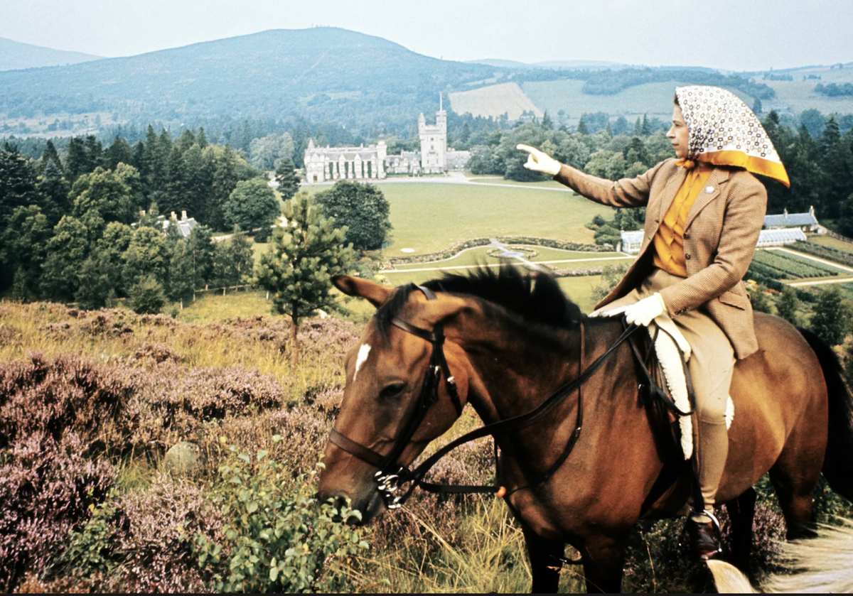 Nữ hoàng cưỡi ngựa nhìn về lâu đài Balmoral, Scotland năm 1971. 