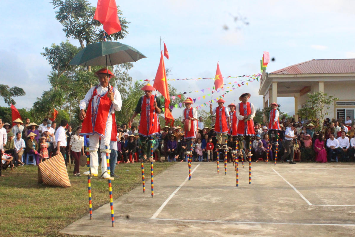 Các trò chơi văn nghệ, dân gian tại Ngày hội Đại đoàn kết ở Hà Tĩnh. Ảnh: Hạnh Nguyên.