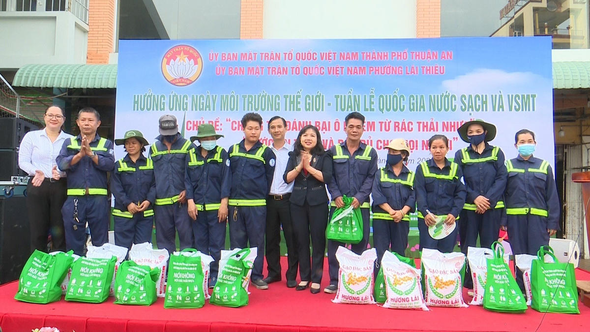 Bà Nguyễn Ngọc Phượng - Trưởng Ban Dân vận, Chủ tịch Ủy ban MTTQ Việt Nam TP. Thuận An trao quà cho công nhân vệ sinh đường phố.