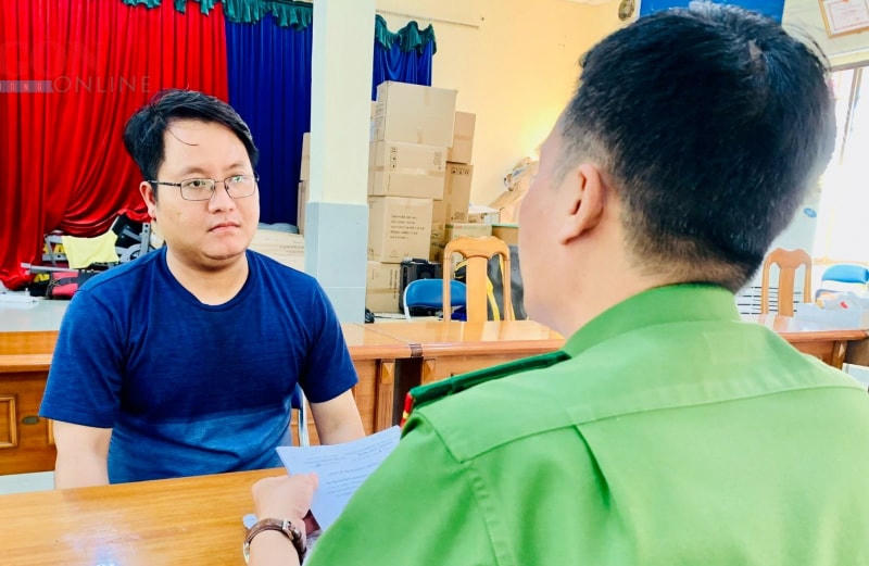 Đối tượng Nguyễn Hoàng Hiếu cầm đầu đường dây khai nhận với cán bộ điều tra.