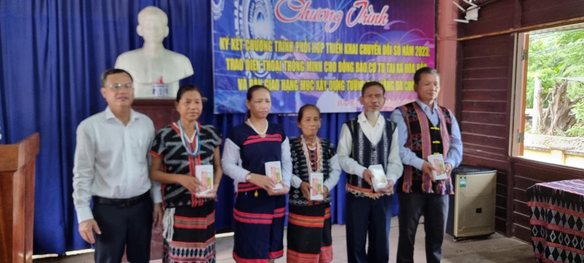 Đà Nẵng: Tặng điện thoại thông minh cho đồng bào Cơ Tu ở xã miền núi Hòa Bắc