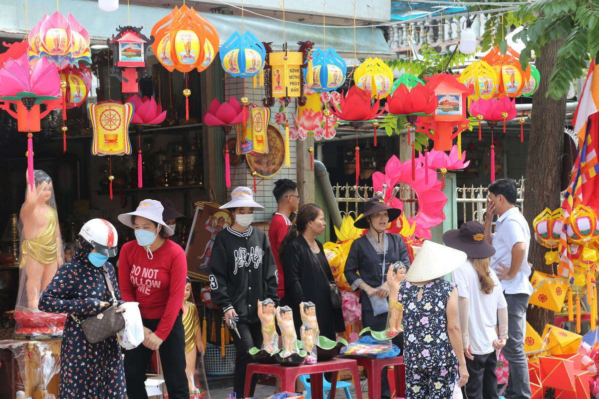 Các gian hàng bày bán cờ đèn được đông đảo người dân đến xem và mua về để trang hoàng.