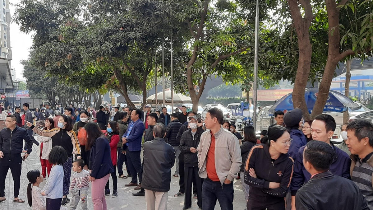 Cư dân Tòa nhà CT12A Khu đô thị Kim Văn Kim Lũ tập trung ở sảnh để đòi lại hầm xe.