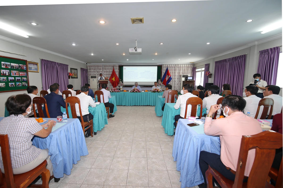 Chủ tịch Đỗ Văn Chiến thăm, tặng quà cộng đồng người Khmer gốc Việt tại Campuchia