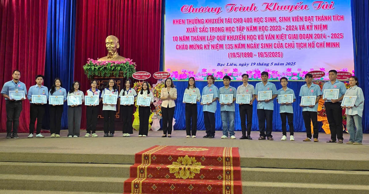 trao học bổng cho học sinh, sinh viên có hoàn cảnh đặc biệt khó khăn.