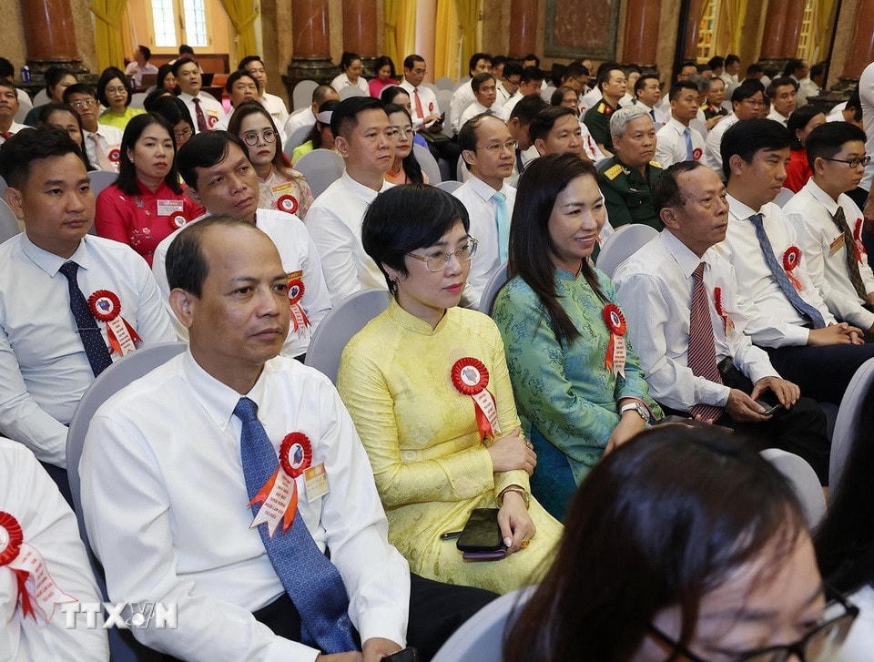 Các nhà báo tiêu biểu dự buổi gặp mặt. (Ảnh: Lâm Khánh/TTXVN)