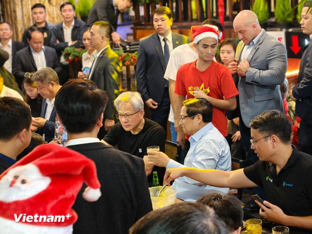 Thủ tướng Phạm Minh Chính và CEO Jensen Huang cùng nhau thưởng thức bữa ăn đường phố. (Ảnh: Minh Sơn/Vietnam+) vnp_CEO NIVIDIA 11.jpg