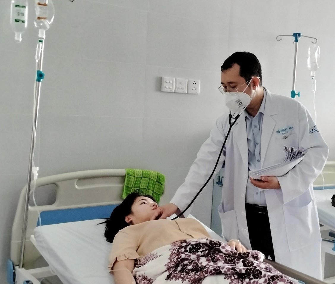 Bác sĩ thăm khám bệnh nhân SXH.