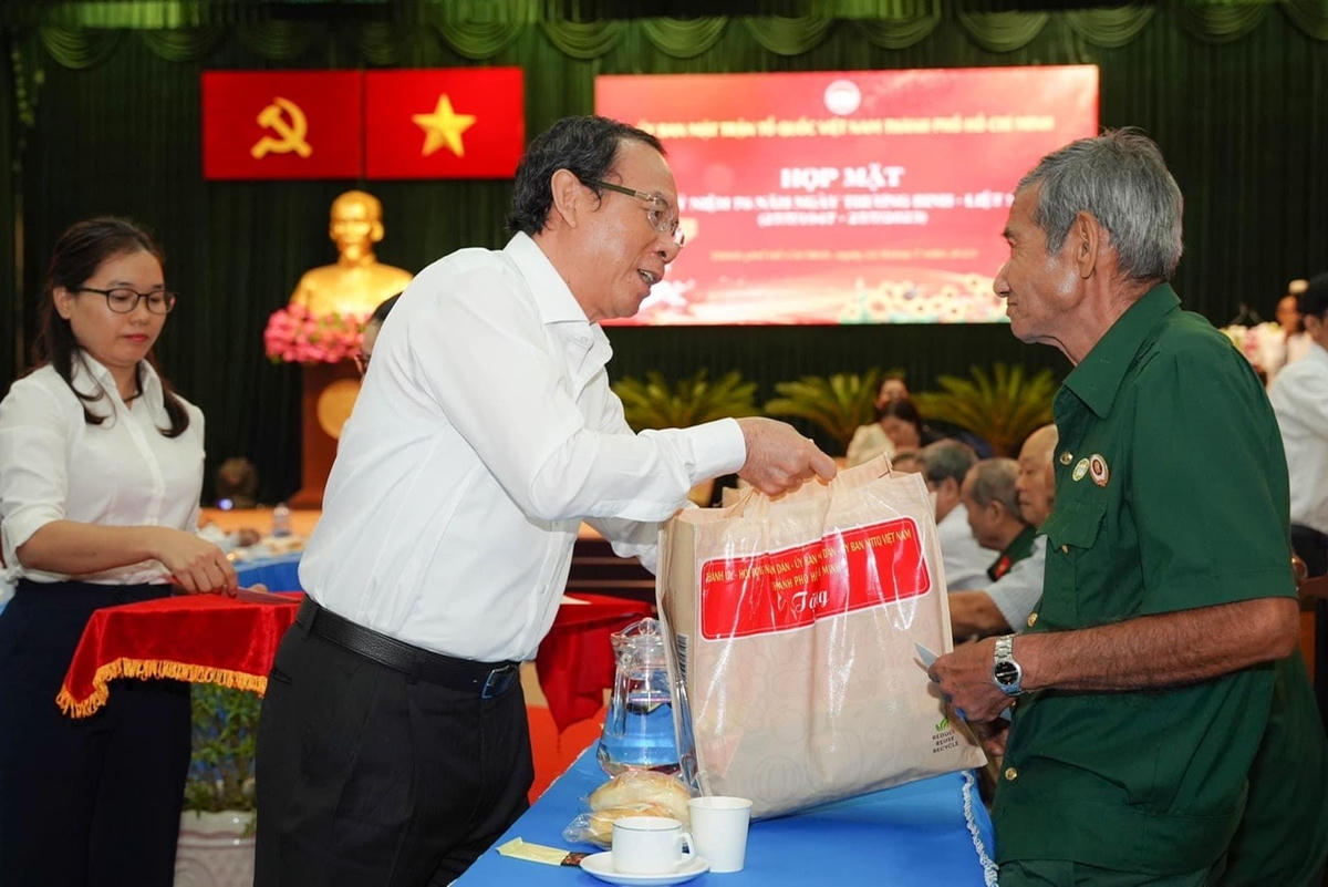 Ông Nguyễn Văn Nên hỏi thăm tới các thương bệnh binh tham dự buổi họp mặt.