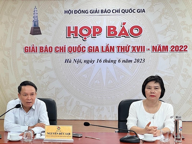 Phó Chủ tịch Thường trực Hội Nhà báo Việt Nam Nguyễn Đức Lợi và Trưởng Ban Nghiệp vụ Hội Nhà báo Việt Nam Đỗ Thị Thu Hằng chủ trì buổi họp báo. Ảnh: VOV.