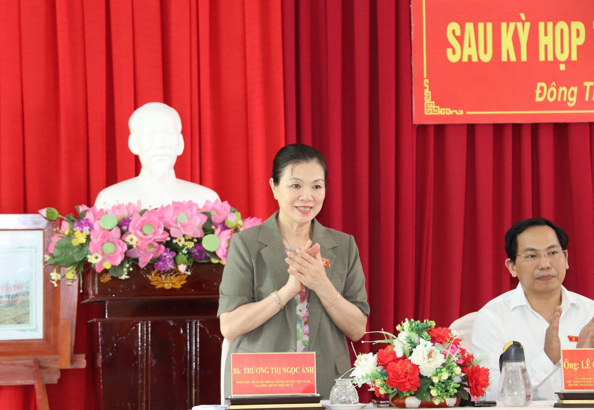 Phó Chủ tịch Trương Thị Ngọc Ánh tại buổi tiếp xúc cử tri xã Đông Thuận.